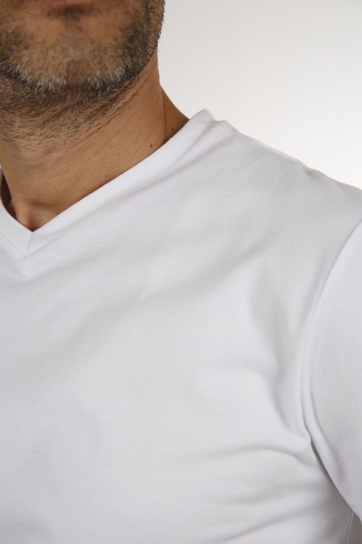 Erkek Beyaz V Yaka Slim Fit Kısa Kol T-Shirt 2000B