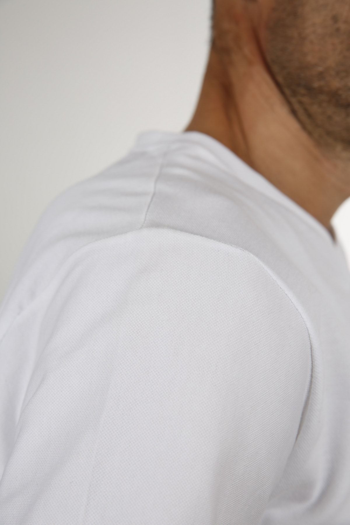 Erkek Beyaz V Yaka Slim Fit Kısa Kol T-Shirt 2000B