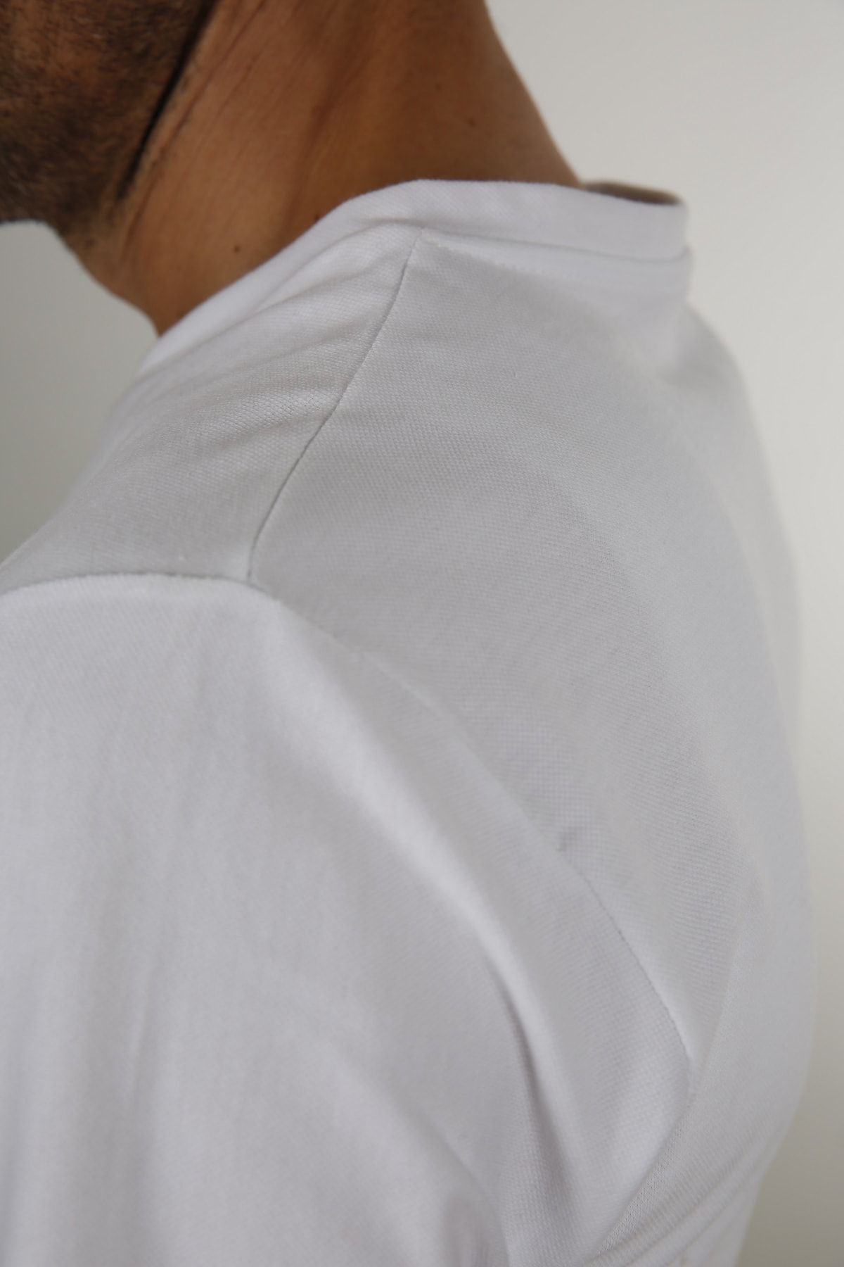 Erkek Beyaz V Yaka Slim Fit Kısa Kol T-Shirt 2000B