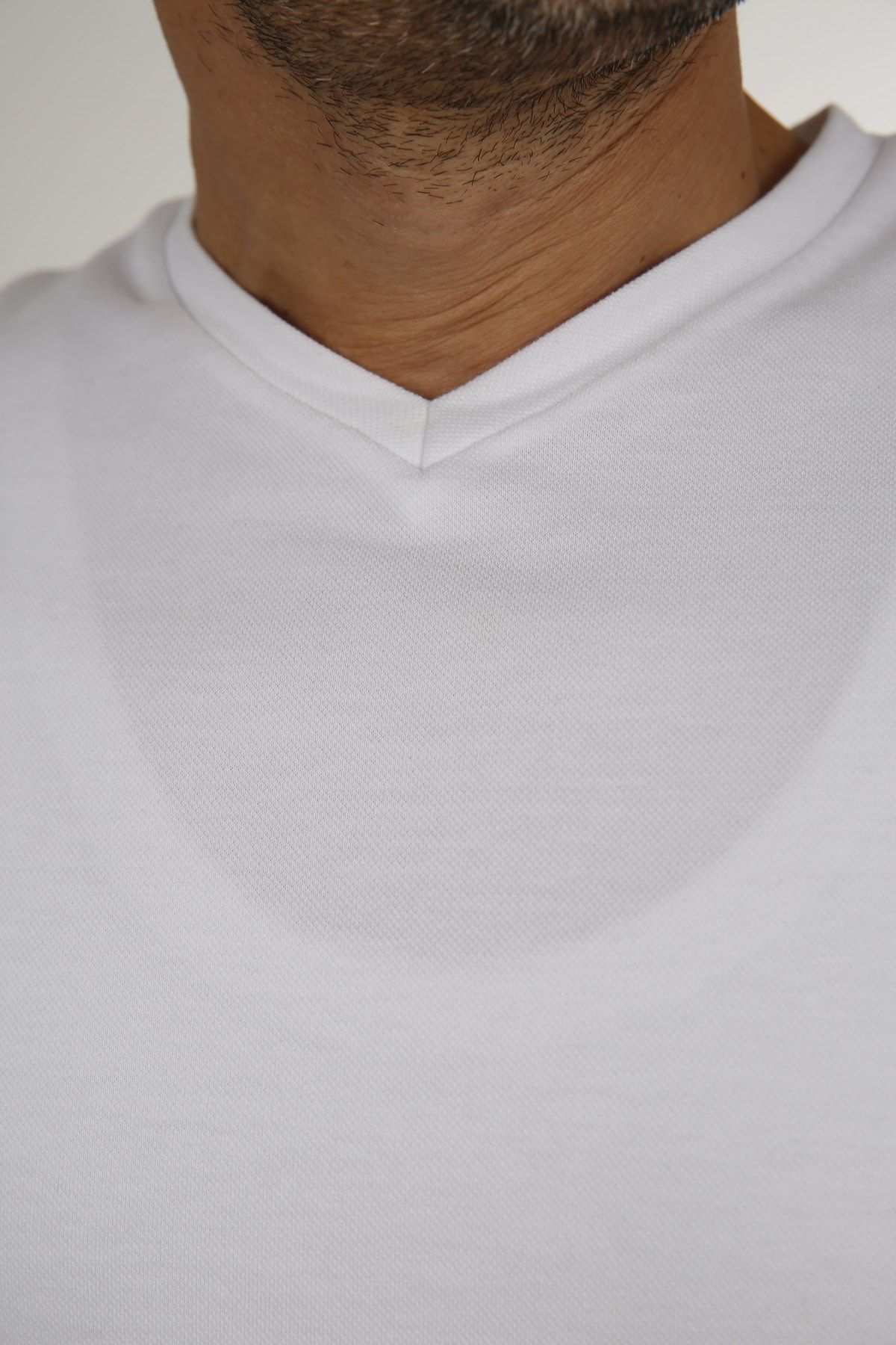 Erkek Beyaz V Yaka Slim Fit Kısa Kol T-Shirt 2000B