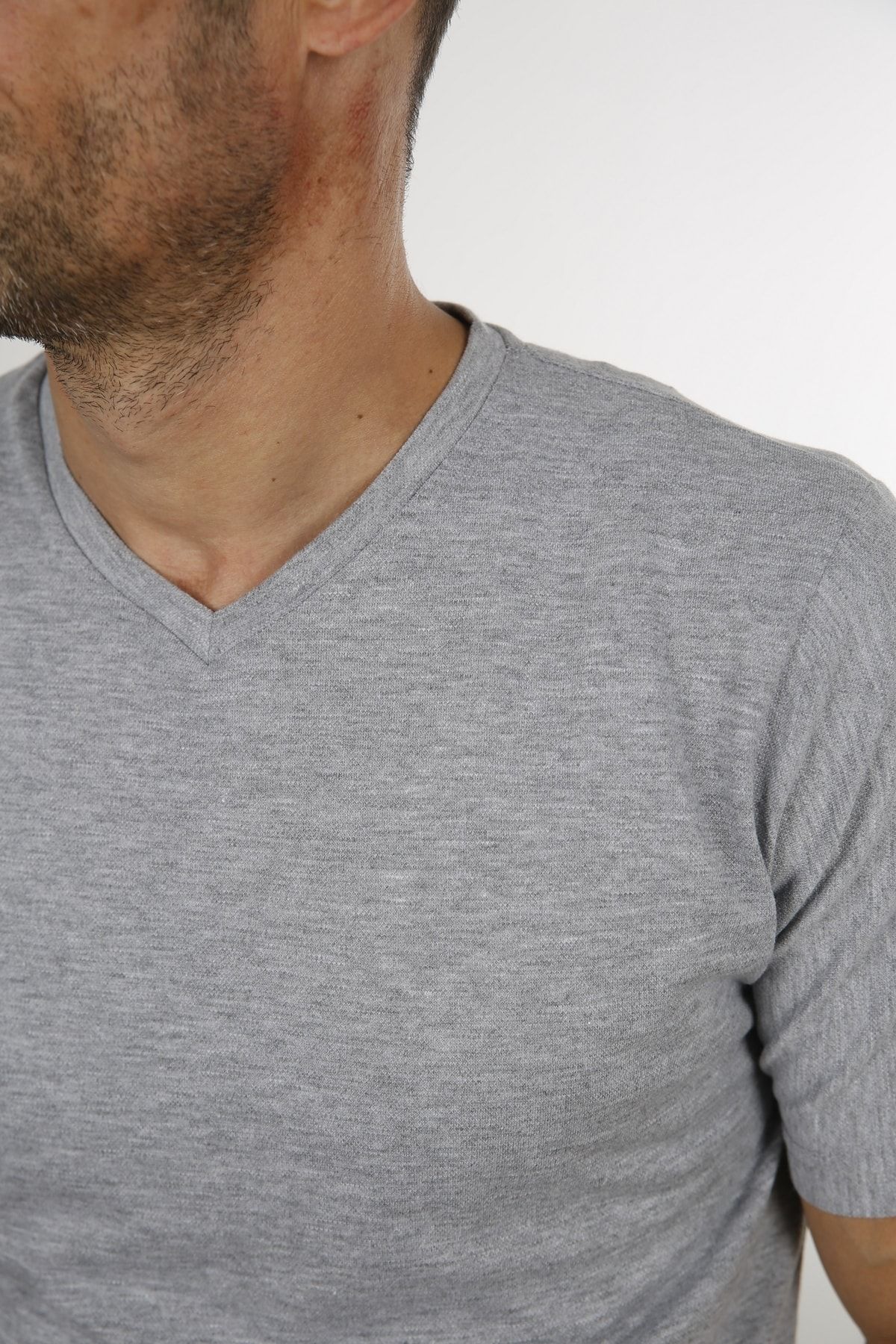 Erkek Gri V Yaka Slim Fit Kısa Kol T-Shirt 2000G