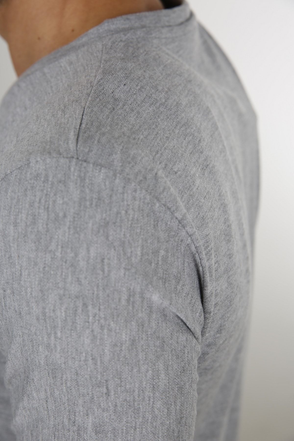 Erkek Gri V Yaka Slim Fit Kısa Kol T-Shirt 2000G