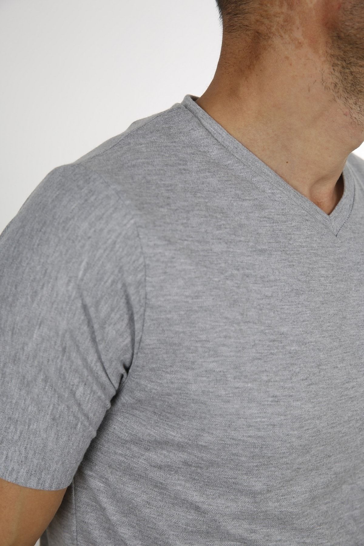 Erkek Gri V Yaka Slim Fit Kısa Kol T-Shirt 2000G