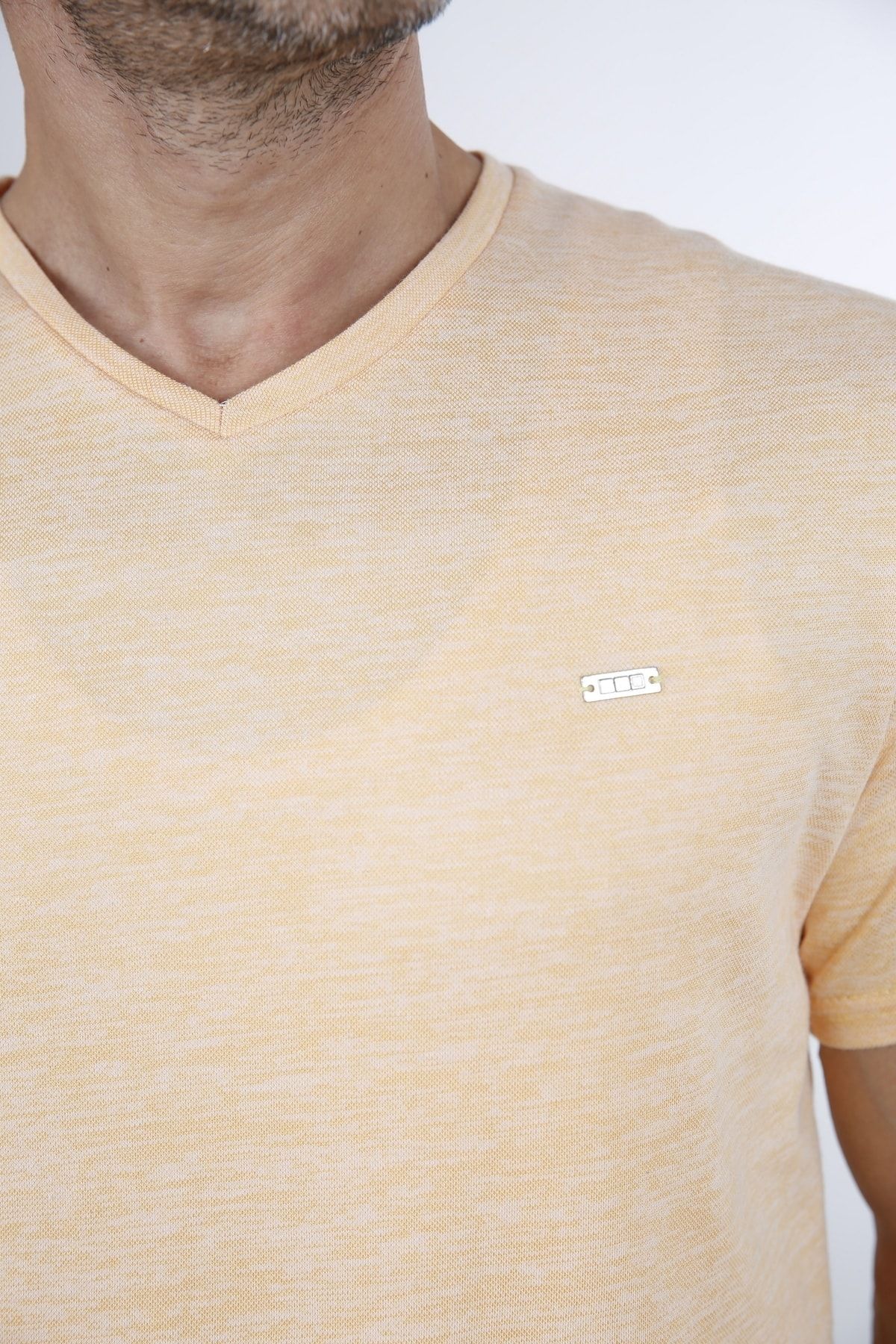 Erkek Sarı V Yaka Slim Fit Kısa Kol T-Shirt 2001S