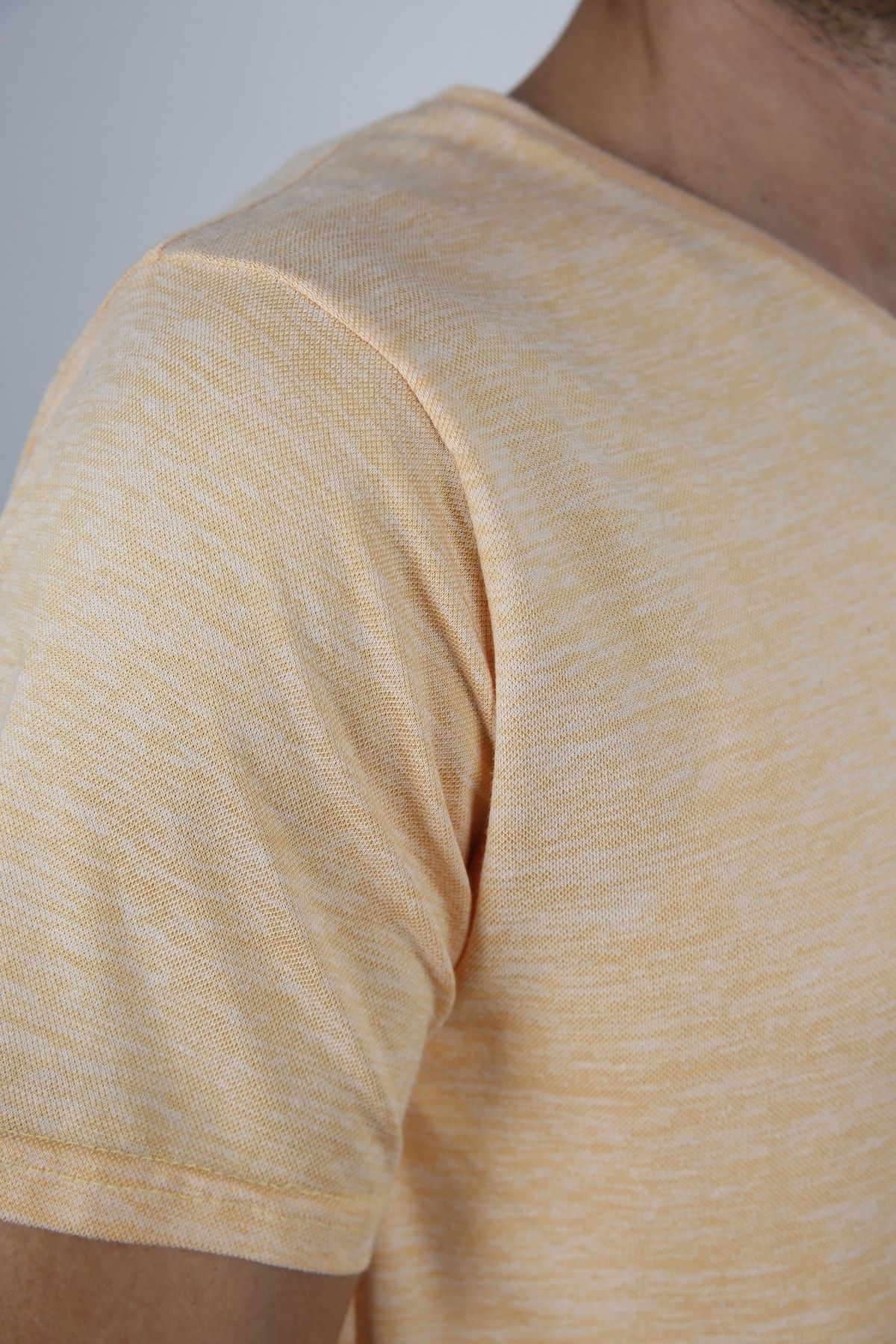 Erkek Sarı V Yaka Slim Fit Kısa Kol T-Shirt 2001S