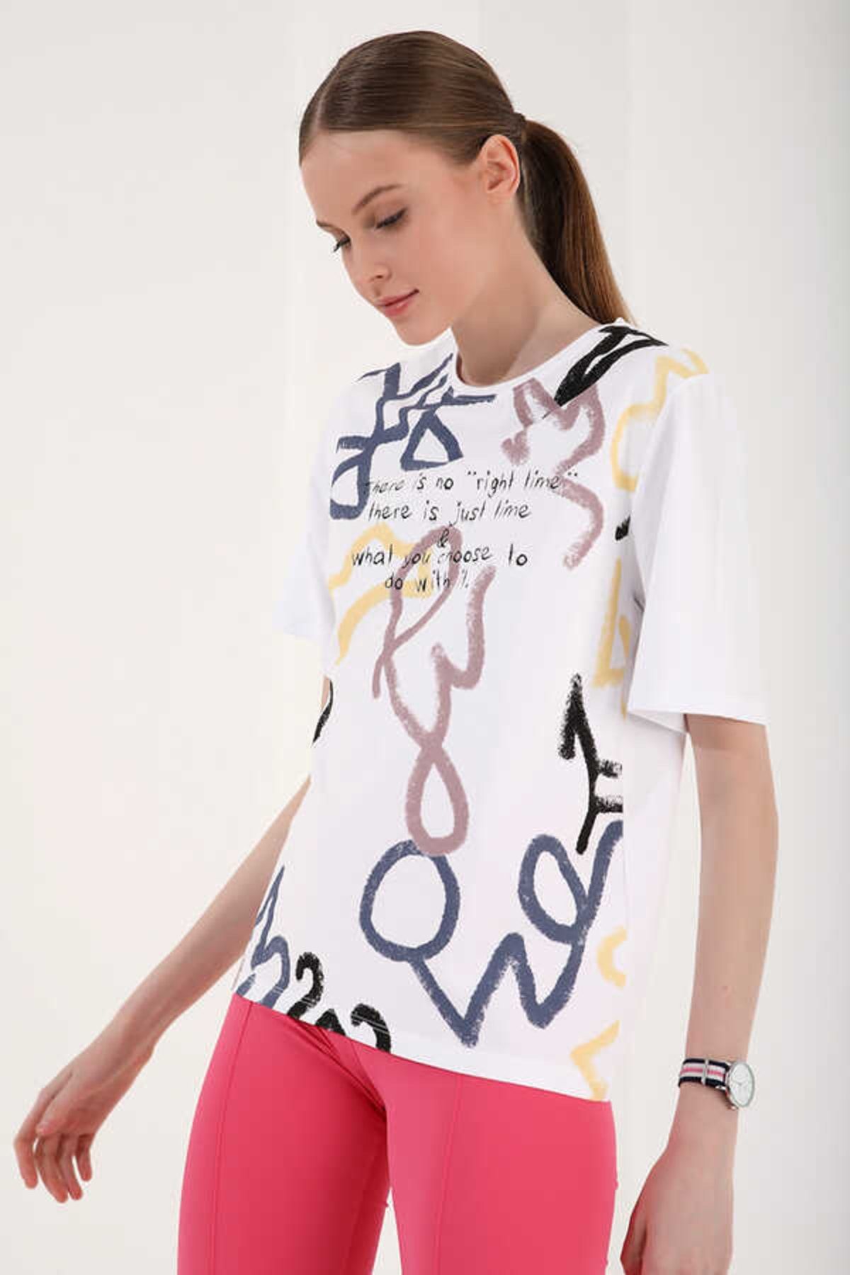 Kadın Beyaz Bisiklet Yaka Karışık Desenli Yazı Baskılı Oversize O Yaka T-Shirt 97132-02