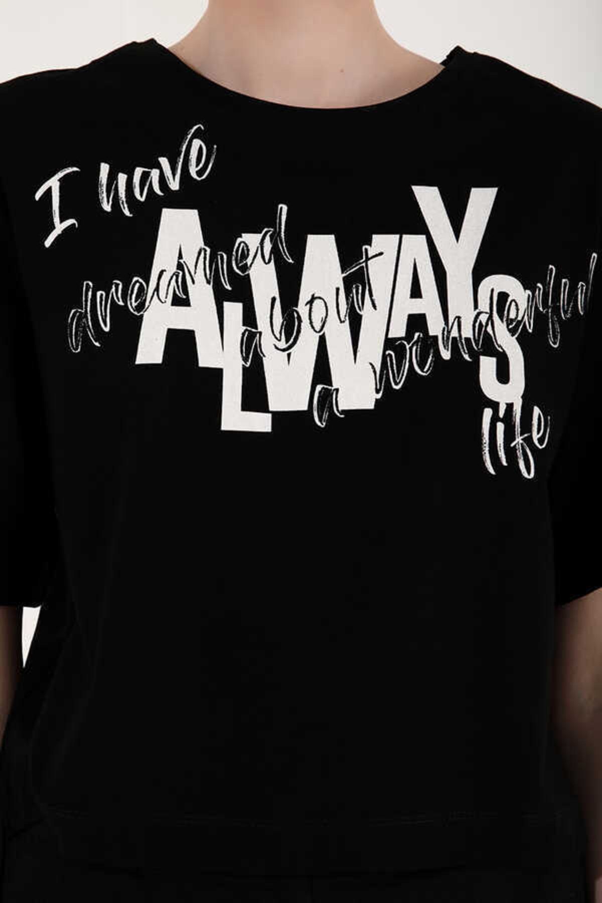 Kadın Siyah Asimetrik Yazı Baskılı Oversize O Yaka T-Shirt  97136-01