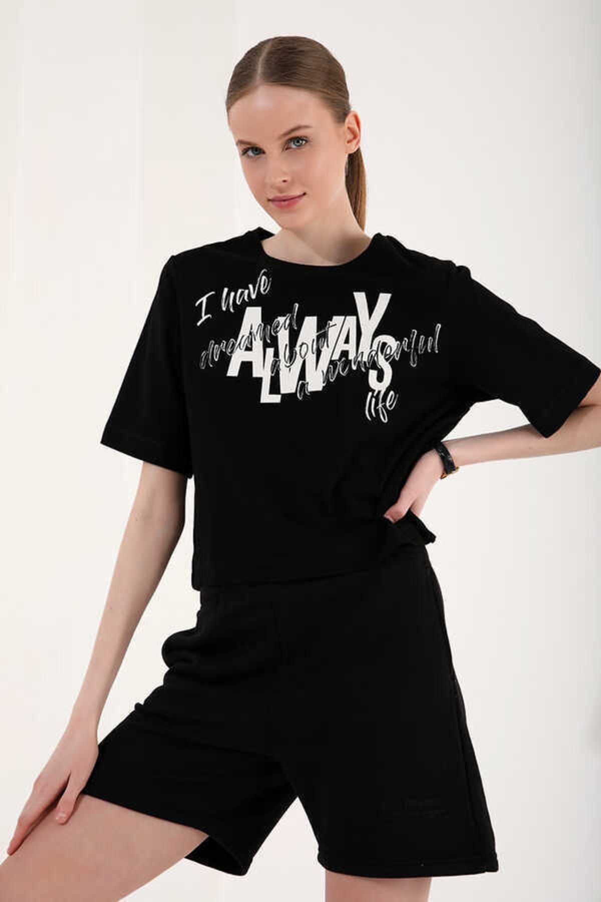 Kadın Siyah Asimetrik Yazı Baskılı Oversize O Yaka T-Shirt  97136-01