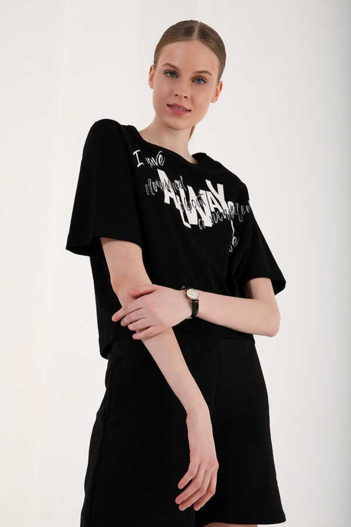 Kadın Siyah Asimetrik Yazı Baskılı Oversize O Yaka T-Shirt  97136-01