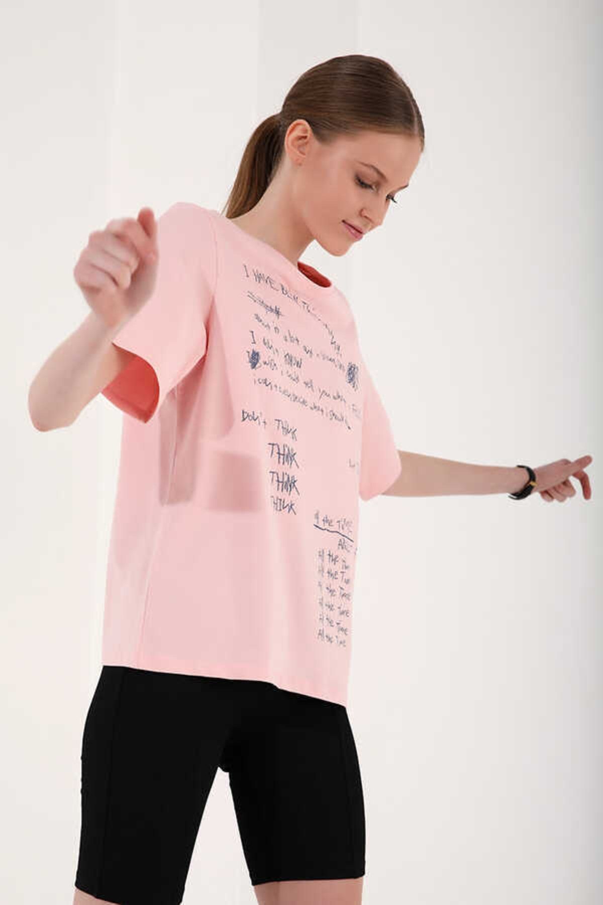Kadın Pudra Bisiklet Yaka El Yazısı Baskılı Oversize O Yaka T-Shirt 97137-68