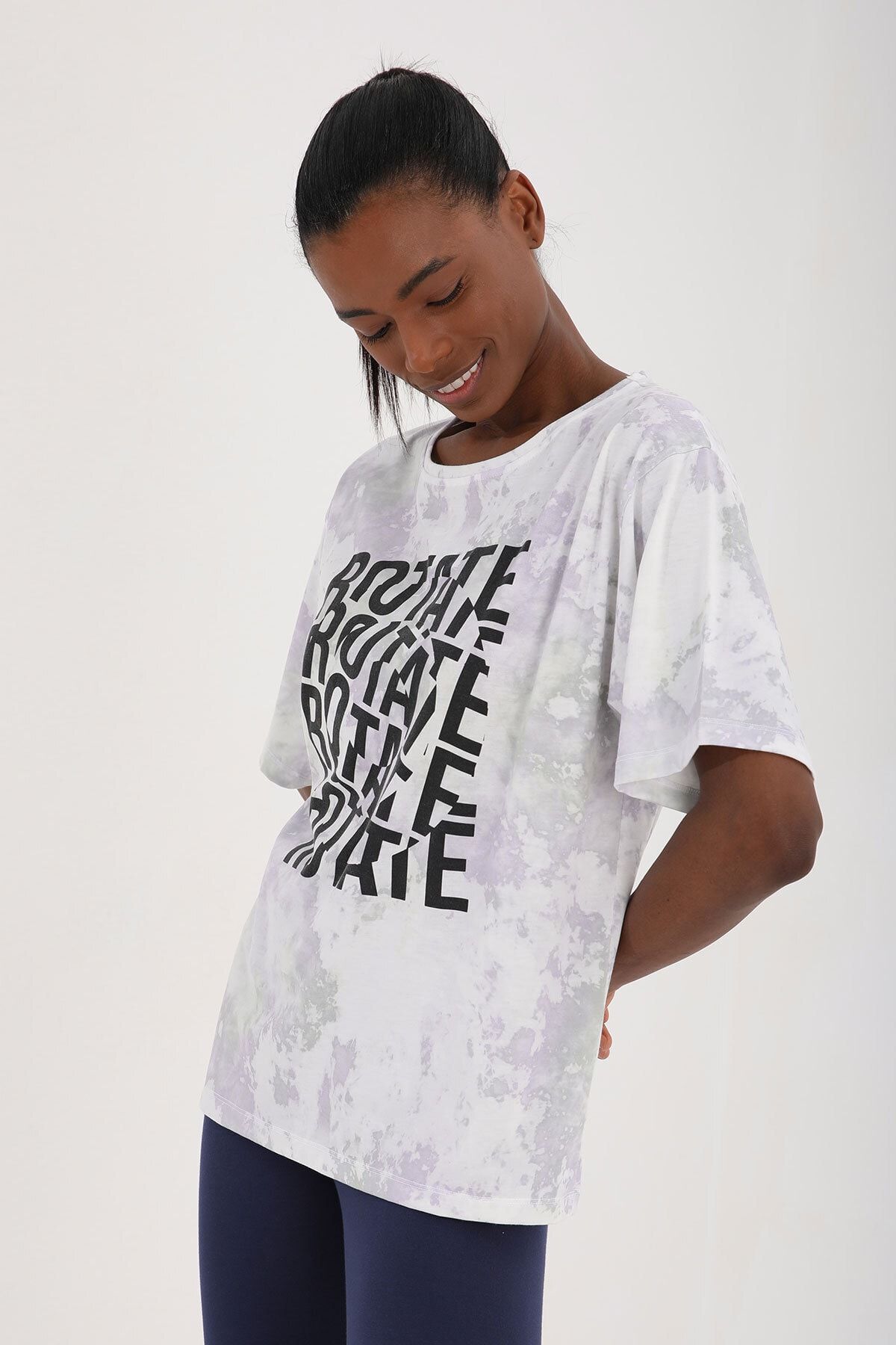 Mor Kadın Yazı Baskılı Batik Desenli Oversize O Yaka T-shirt - 97126
