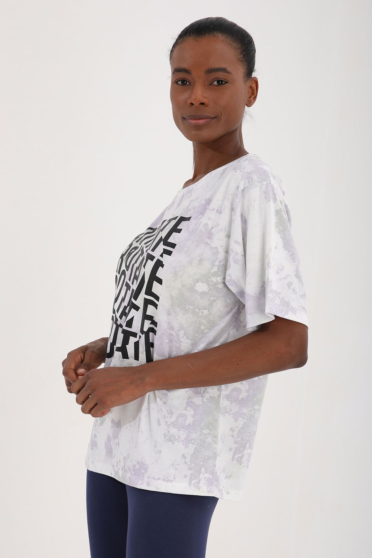 Mor Kadın Yazı Baskılı Batik Desenli Oversize O Yaka T-shirt - 97126