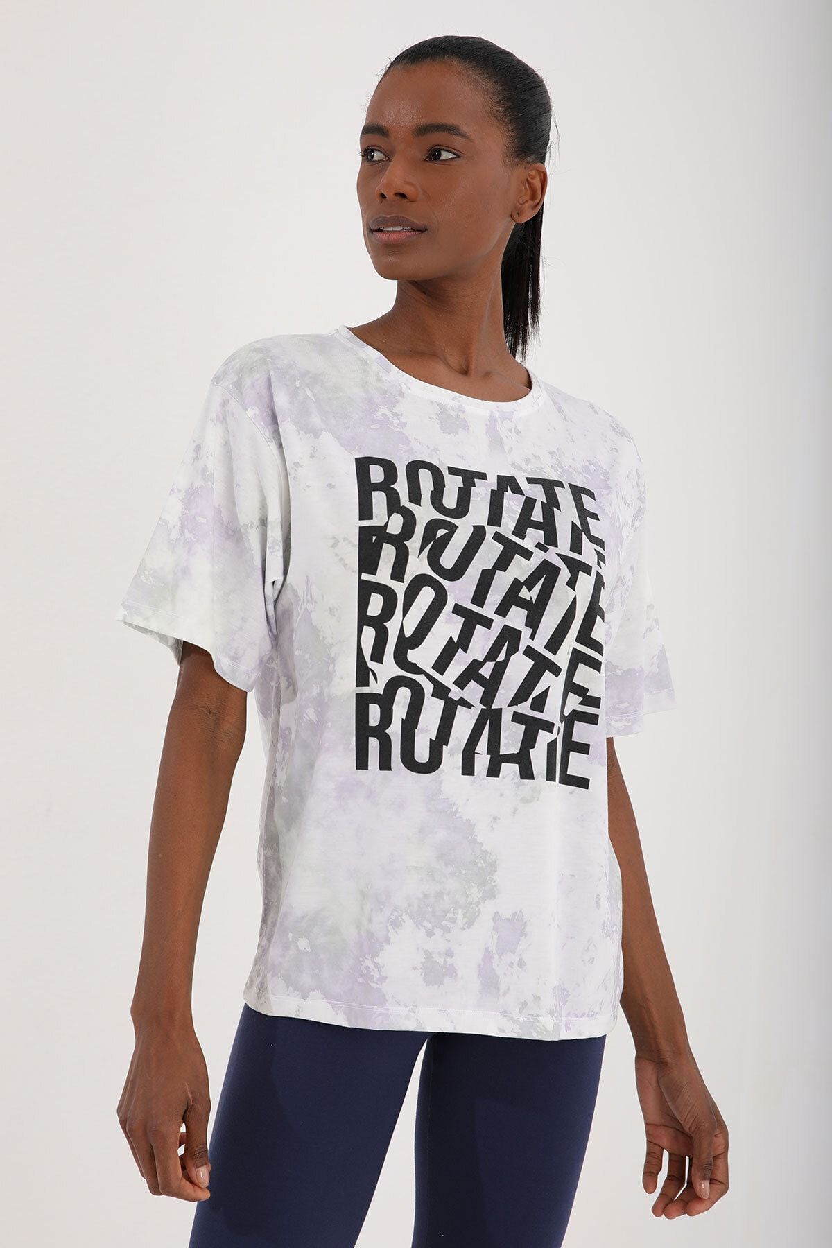 Mor Kadın Yazı Baskılı Batik Desenli Oversize O Yaka T-shirt - 97126