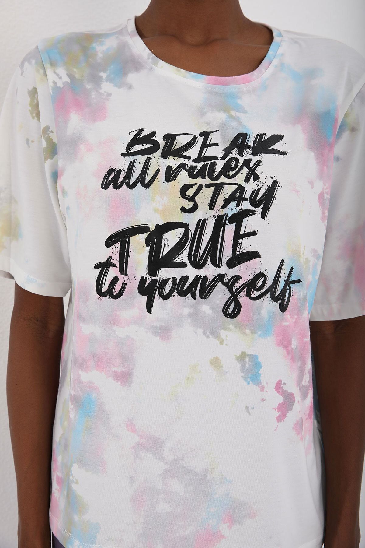 Pembe Kadın Yazı Baskılı Batik Desenli Oversize O Yaka T-shirt - 97126