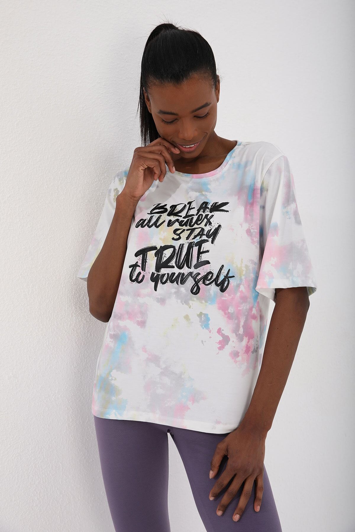 Pembe Kadın Yazı Baskılı Batik Desenli Oversize O Yaka T-shirt - 97126