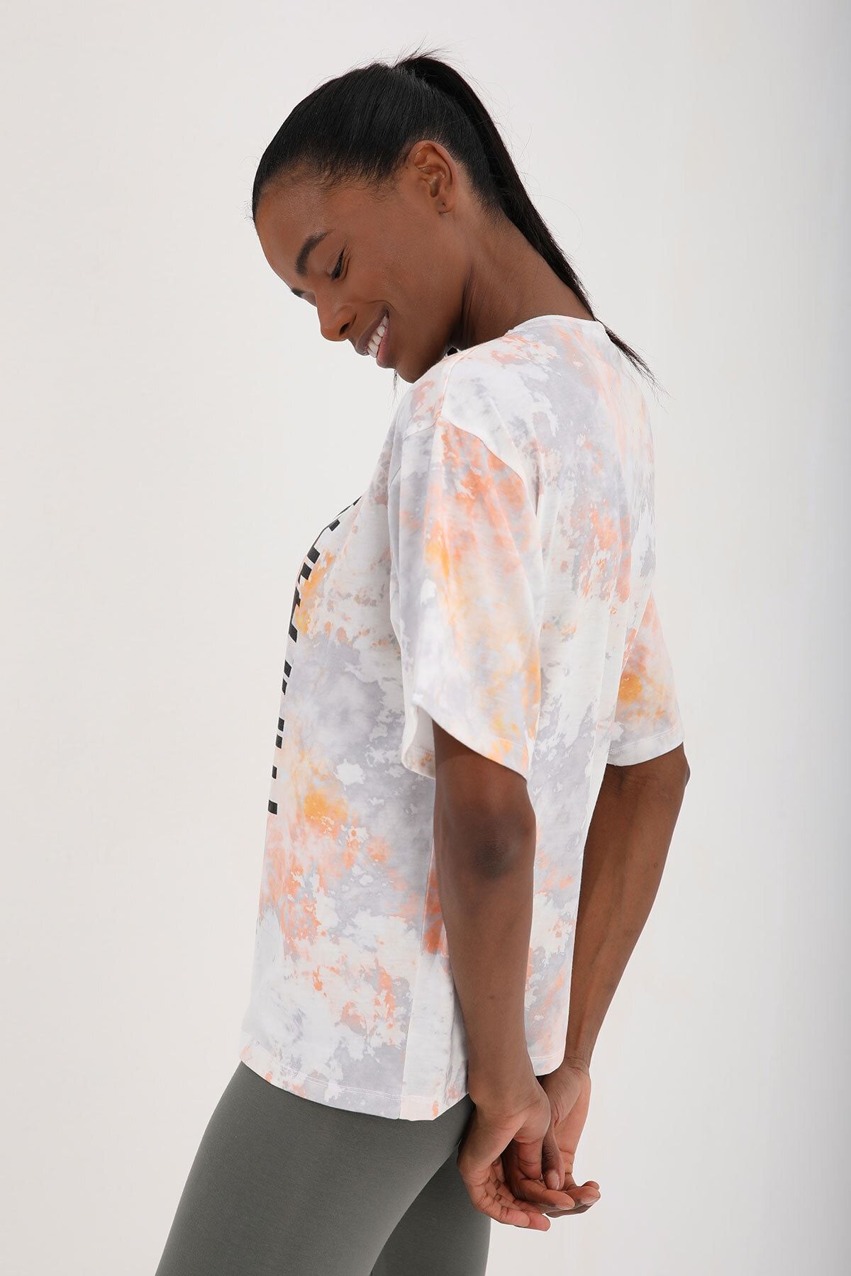 Turuncu Kadın Yazı Baskılı Batik Desenli Oversize O Yaka T-shirt - 97126