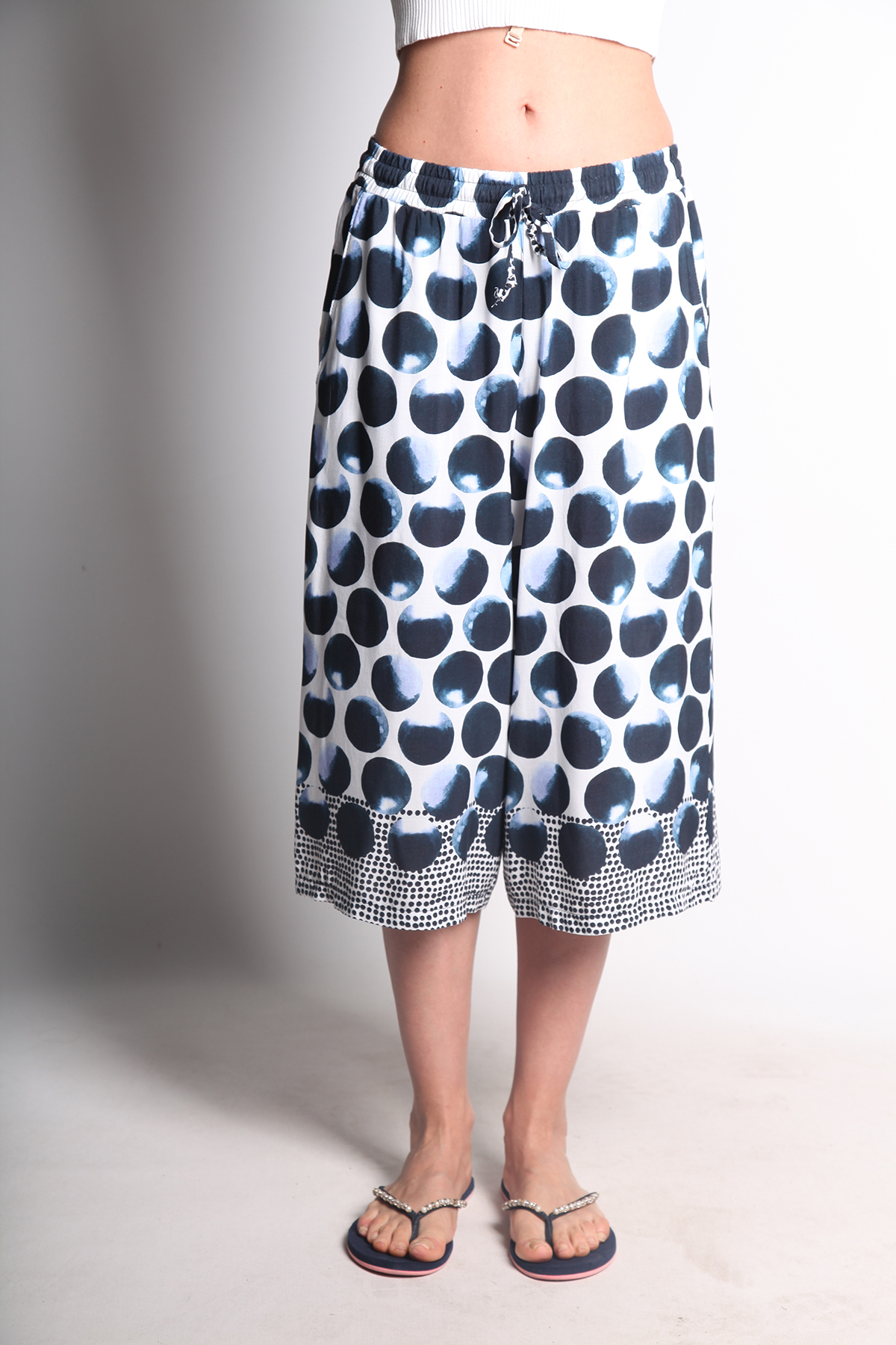 PUANTİYE DESENLİ DİZALTI PANTOLON