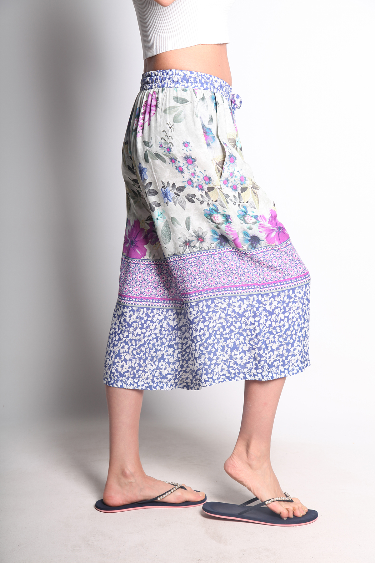 ÇİÇEK DESENLİ DİZALTI PANTOLON