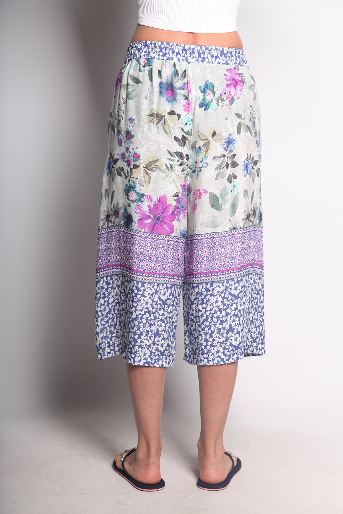 ÇİÇEK DESENLİ DİZALTI PANTOLON